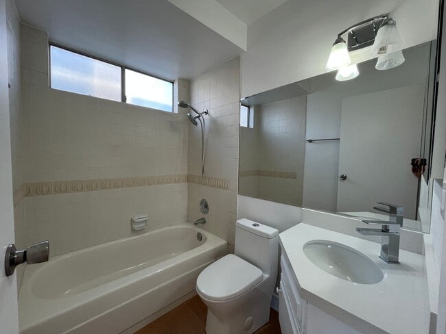 Building Photo - Flexible floorplan - Simi Valley 3+3 w/bonus room + EV charger!