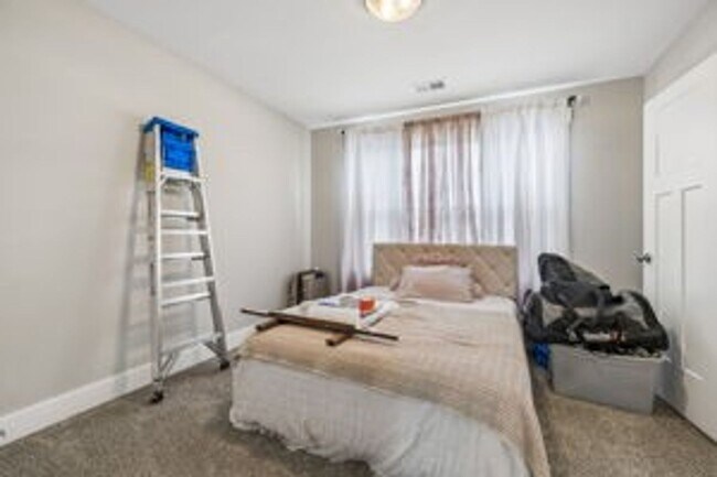 Building Photo - 3 Bedroom 2 1/2 Bathroom Home