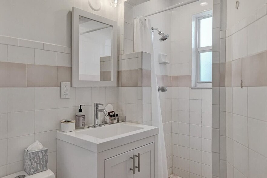 Building Photo - 810 S Surf Rd