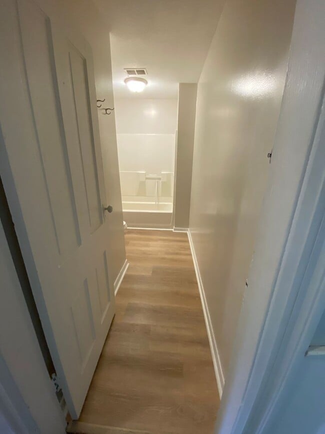 Building Photo - Newly Updated 2 Bedroom