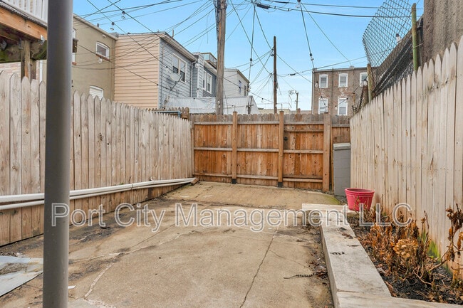 Building Photo - 611 Oldham St