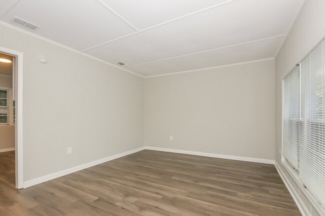 Building Photo - 129 Royal Ct