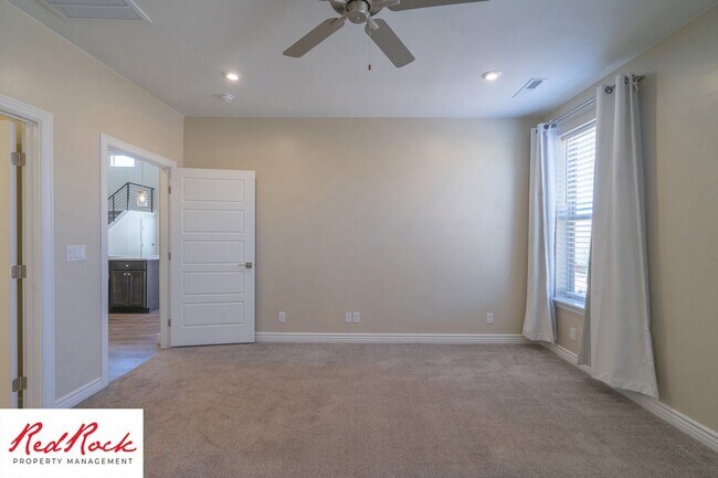 Building Photo - Stunning 4 Bedroom Home. Dog friendly!
