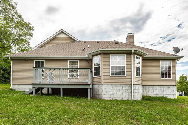 Building Photo - 3 Bed w/Bonus, Large Yard in Sought After ...