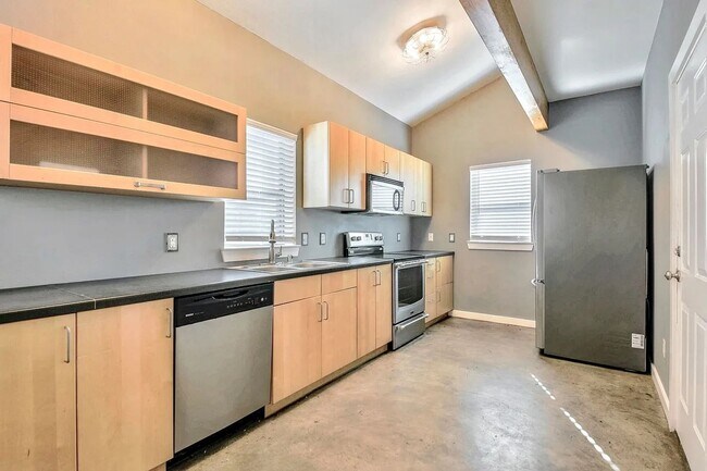 Building Photo - Stylish Two Story Townhome in the Cedars District of Dallas