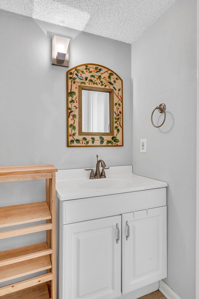 Building Photo - Great corner studio location in Belle Forest.