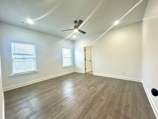 Building Photo - Centerton Home Available NOW! 4 bed, 2 full bath no carpet home. LARGE fenced backyard