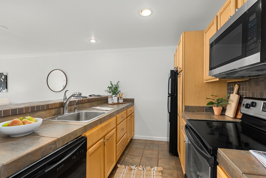 Spacious kitchen - 31003 14th Ave S