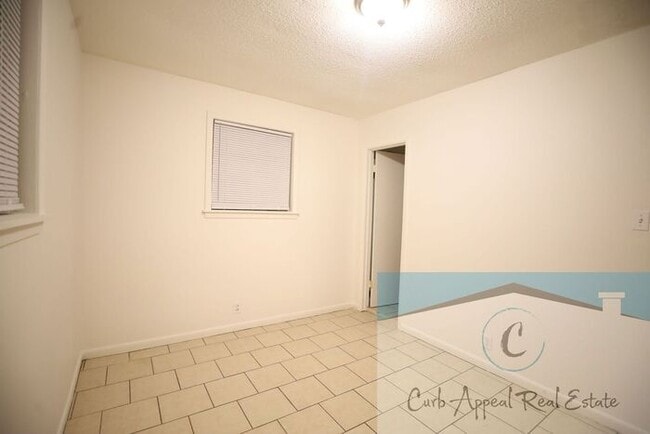Building Photo - Move in special $800!! Recently renovated ...
