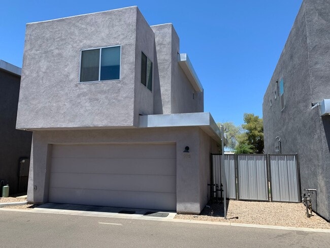 Building Photo - 975 E Park Modern Dr