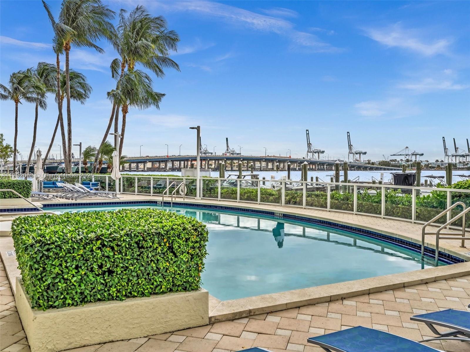 Building Photo - 650 West Ave