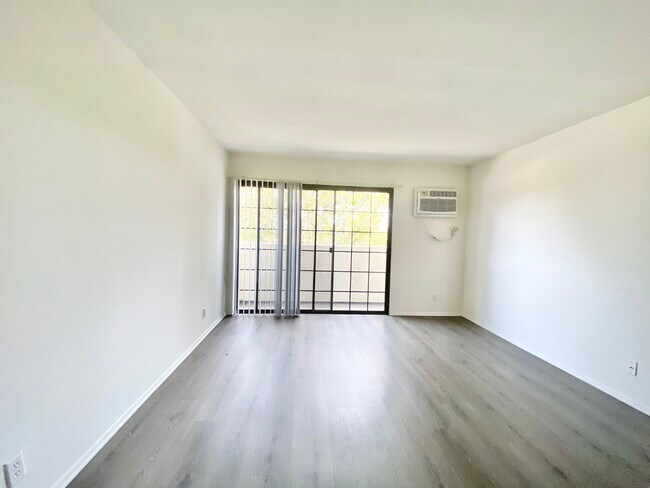 Building Photo - 5105 Inglewood Blvd