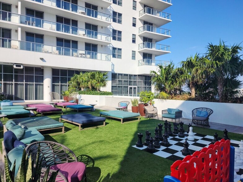 Building Photo - 2721 Hallandale Beach Blvd