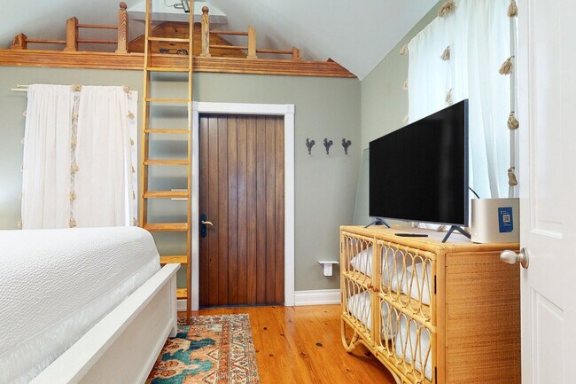 Building Photo - 1011 Howe St