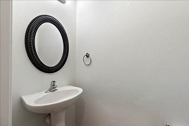Building Photo - TWO WEEKS FREE ON APPROVED APPLICANTS - Pe...