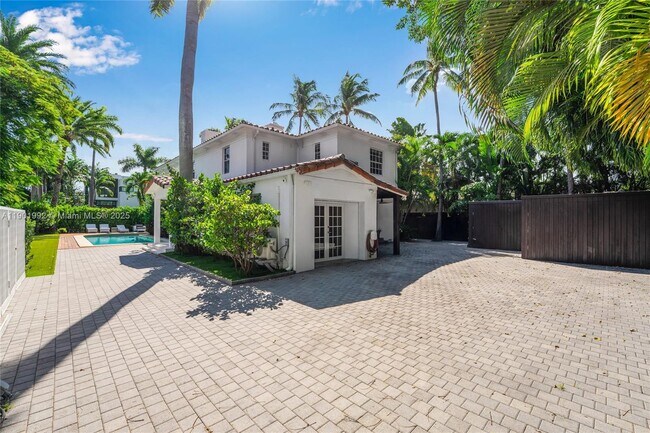 Building Photo - 140 N Hibiscus Dr
