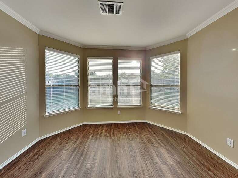Building Photo - 721 Hickory Ln