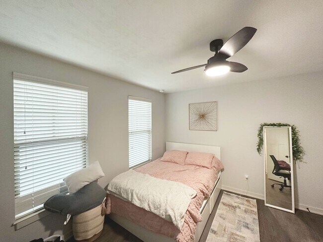 Building Photo - Rosemary Square - Lovely 3 Bedroom, 3 Bath...