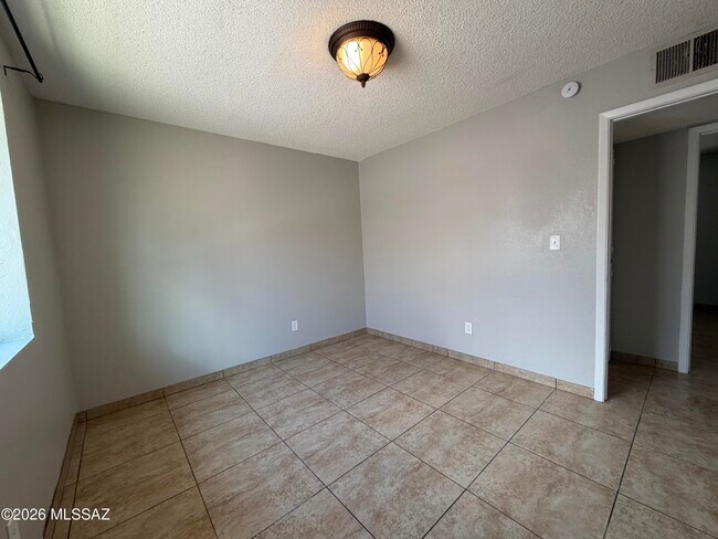 Building Photo - 1354 W Sonora St