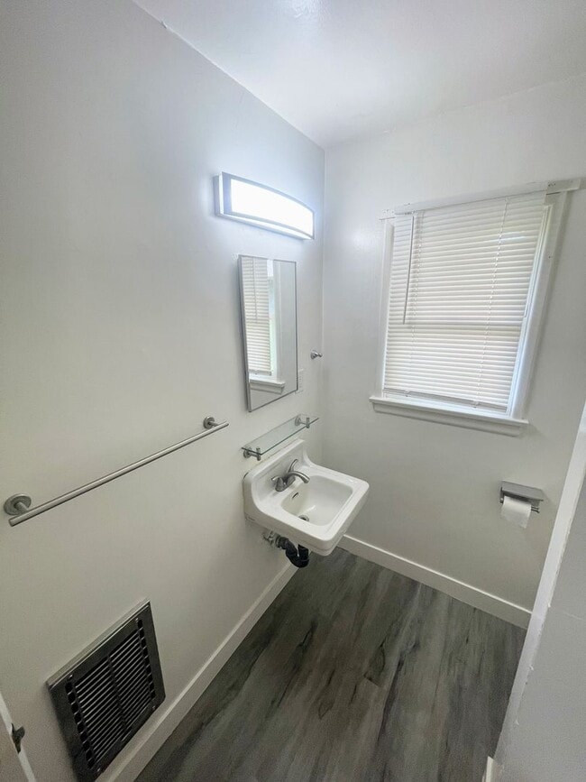 Building Photo - Simple, vintage, and beautiful! 1bd/1ba near Downtown NoHo and arts district