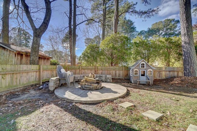 Building Photo - 3 bedroom 2 bath home Chesapeake home with a pool