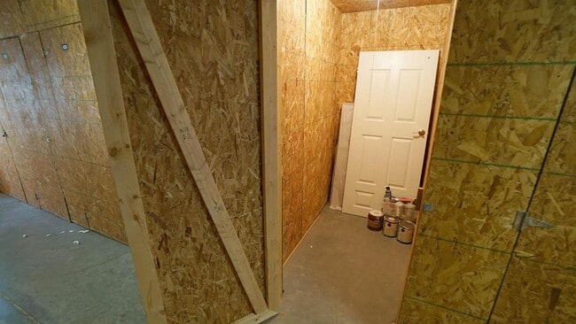 Storage unit (~4ftx6ftx8ft) - 426 Waterford Lake Dr