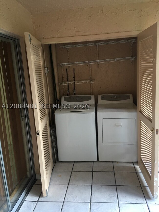 Building Photo - 13701 SW Kendale Lakes Cir