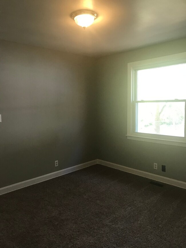 Building Photo - 3 Bedroom Pet Friendly Home For Rent!