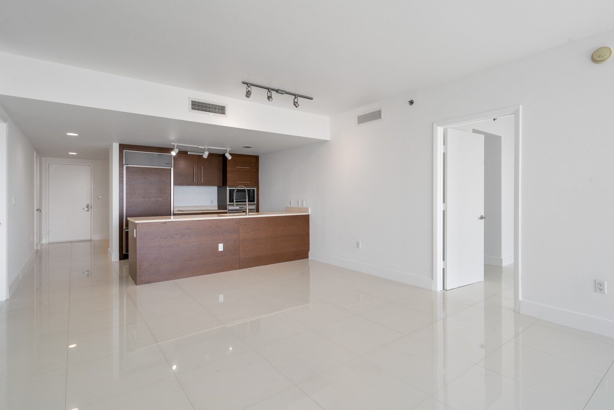 Building Photo - 475 Brickell Ave