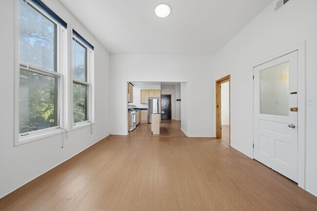 Building Photo - 3300 N Southport Ave