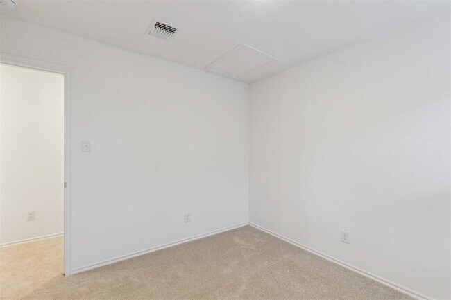 Building Photo - 14910 Parkway Center Ave