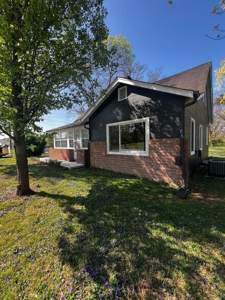 Building Photo - 1801 Woodson Dr SW