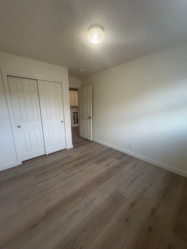 Building Photo - sim614/616