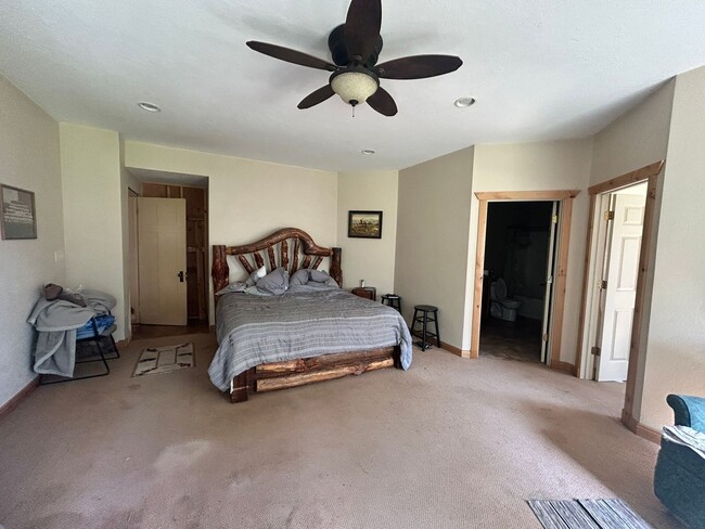 Building Photo - Large 5 bed 2.5 bath in peaceful county se...