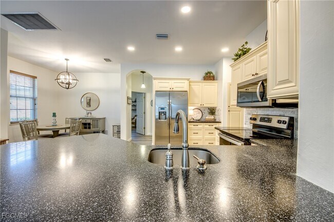 Building Photo - 10519 Diamante Way