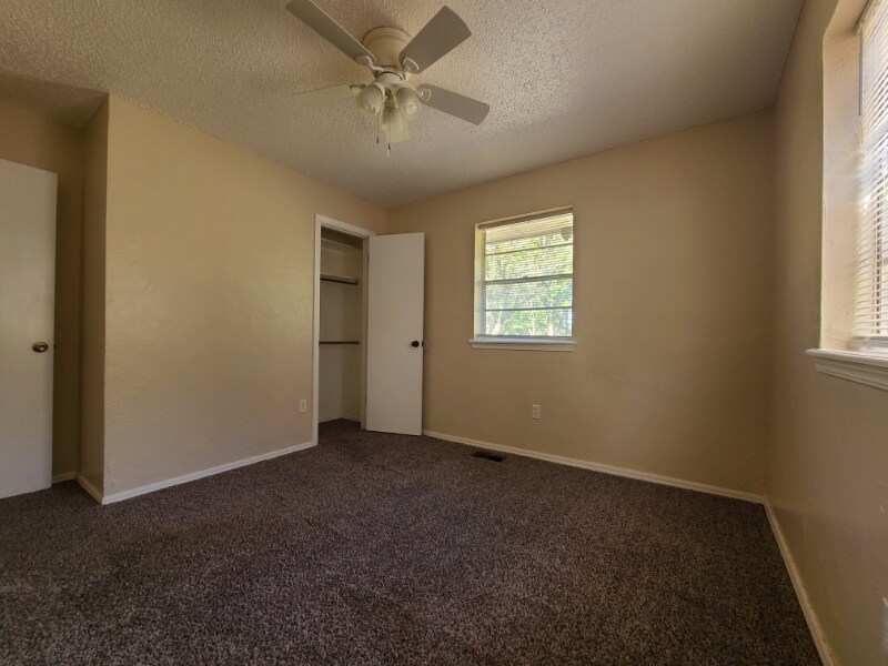 Building Photo - 925 Crown Dr