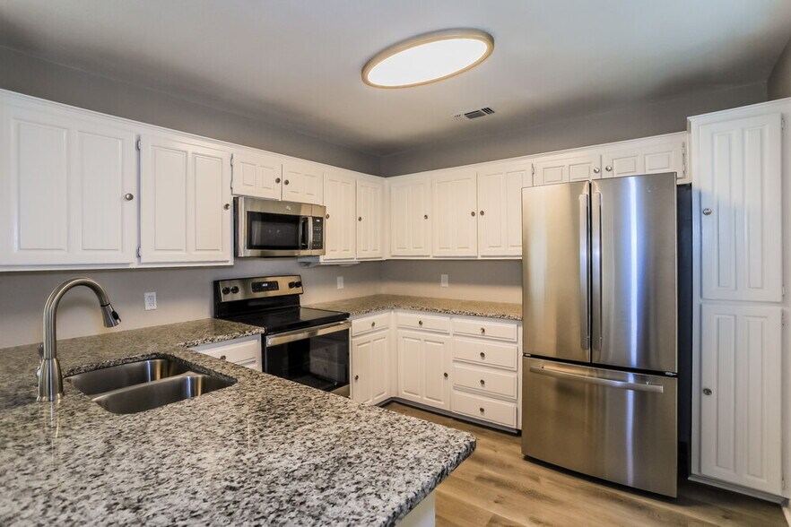 Building Photo - 5320 Rowcrop Dr