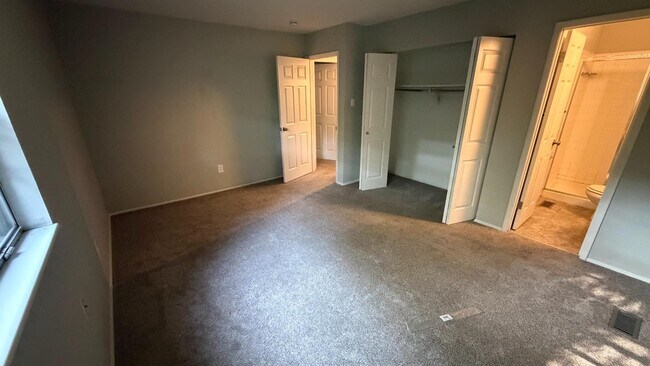 Building Photo - 252 Glandore Dr