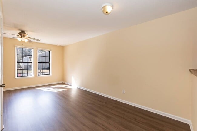 Building Photo - Move In Ready Two Bedroom Home!