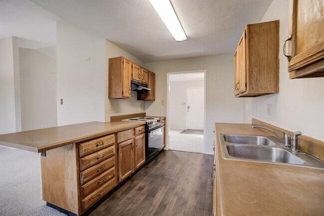 Building Photo - 2822 Canary Ln