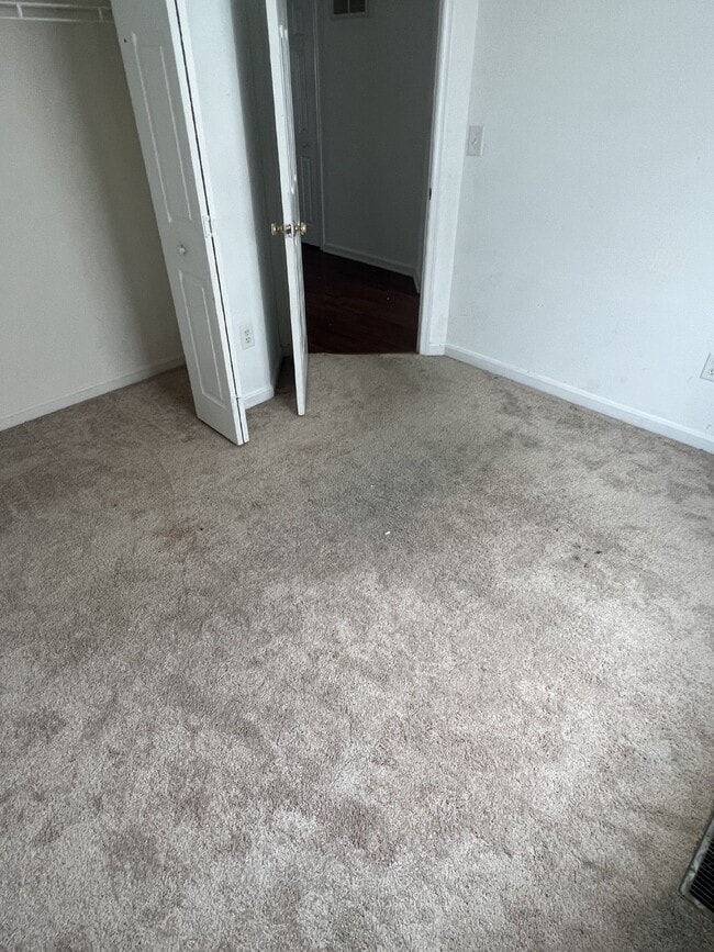 Building Photo - Spacious End Unit Townhome - 3 Bedrooms & ...