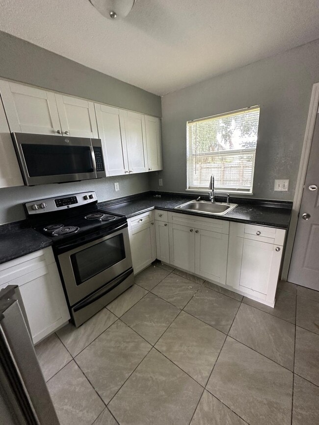 Building Photo - Martin Street Triplex