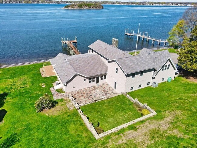 Building Photo - 149 Nanaquaket Rd