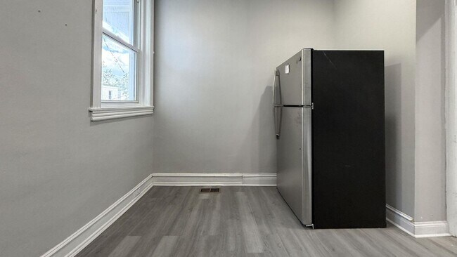 Building Photo - Move-In Ready 3BR Philly Rowhome with Modern Finishes
