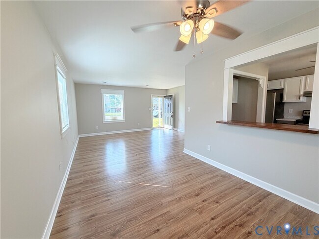 Building Photo - 526 Roslyn Ave