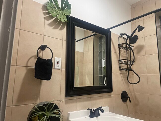 Building Photo - 5133 W Wrightwood Ave