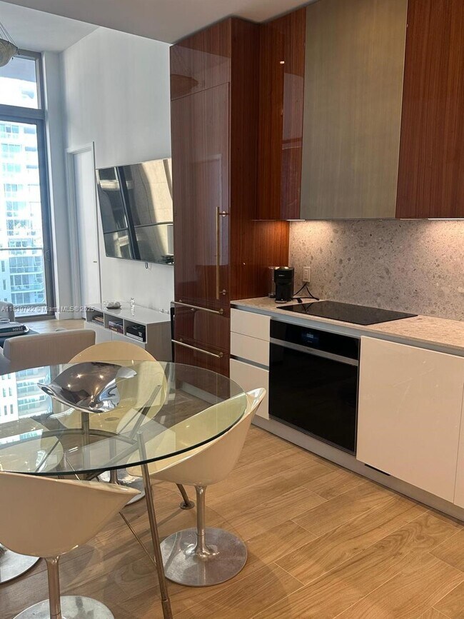 Building Photo - 2655 S Bayshore Dr