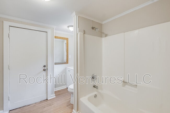 Building Photo - 1123 E 70th St