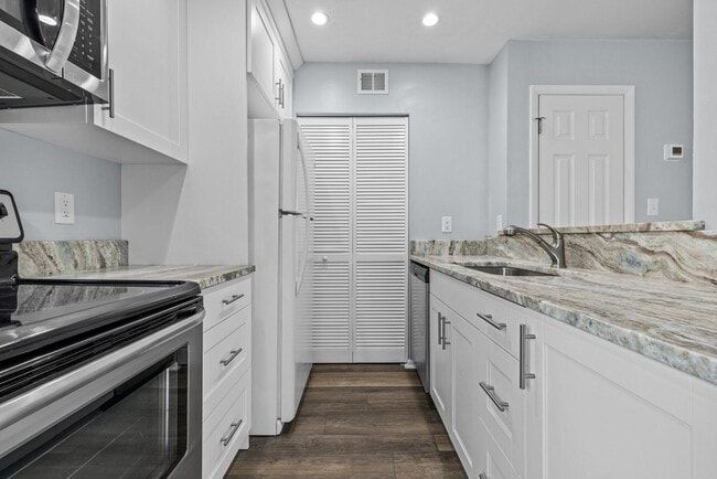 Building Photo - Updated & Stylish Condo in the Heart of Virginia Beach