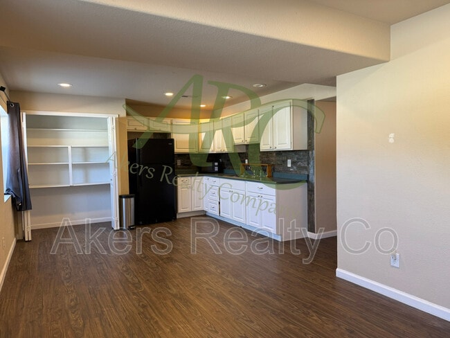 Building Photo - 343 E Bond Ct